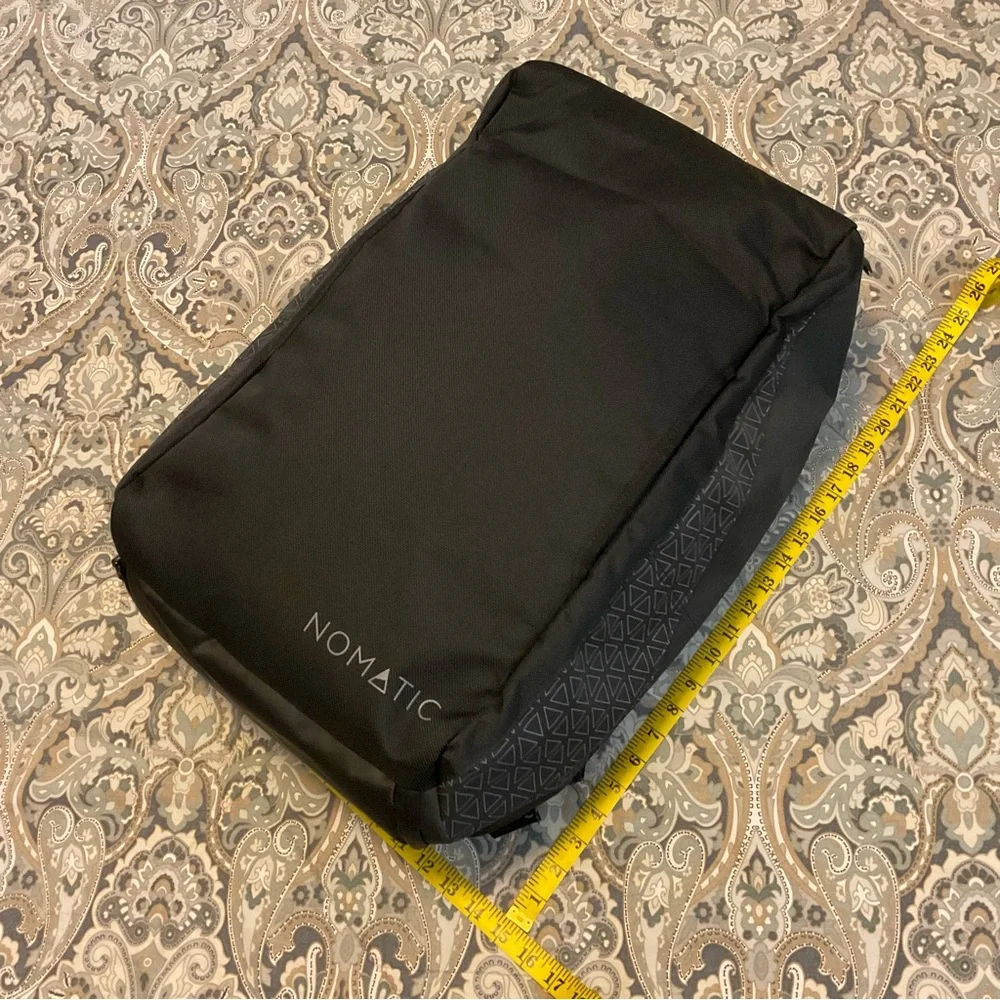Like New Nomatic Travel Bag 40L + Laundry Bag+ Waist Strap Used 1x